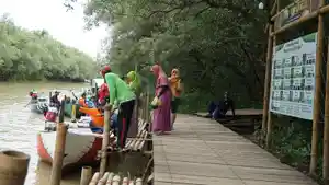 wisatawan-sedang-mengantri-untuk-menaiki-perahu-di-pantai-istambul-desa-gambakbulusan.jpg