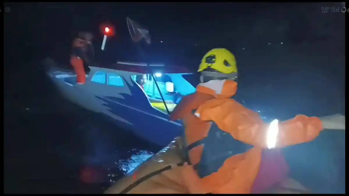 Nelayan Natuna Terjebak Cuaca Ekstrem saat Melaut, Evakuasi Berlangsung Dramatis