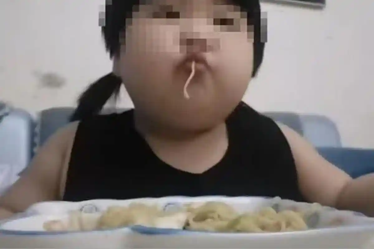 Dijadikan 'Mesin Uang' Orang Tuanya, Bocah Ini Dipaksa Makan Banyak Demi Konten YouTube