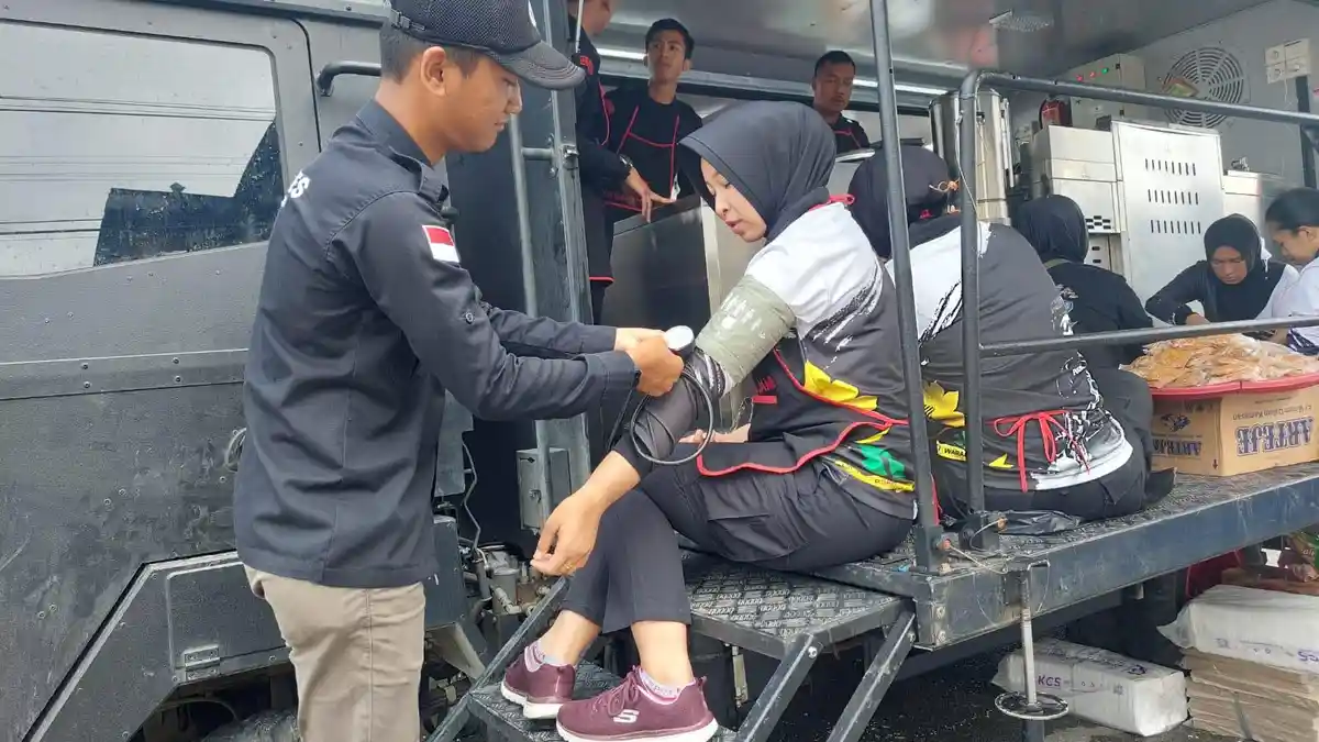 Sie Dokkes Polres Kerinci Periksa Kesehatan Personel yang terlibat Siaga Bencana Banjir
