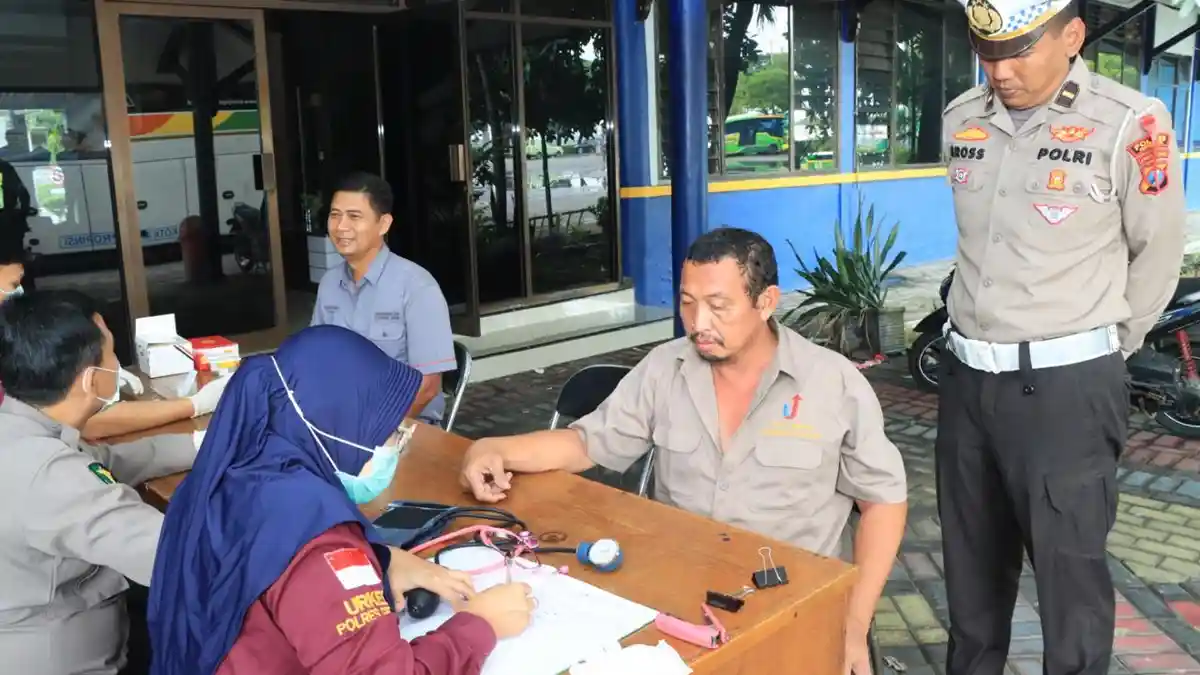 Cegah Kecelakaan saat Mudik, Satlantas Polres Gresik Periksa Kesehatan & Tes Urine Puluhan Sopir Bus