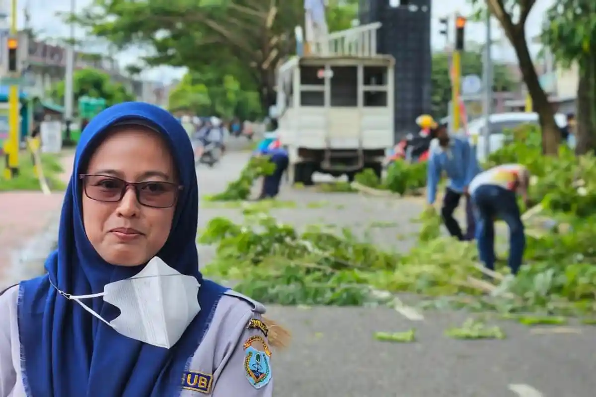 Pemkab Nabire Pangkas Dahan Pohon yang Tutupi Trafight Light di Oyehe