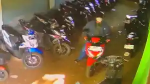 CURANMOR-Tangkapan-layar-video-CCTV-aksi-dugaan-pencurian-sepeda-mot.jpg