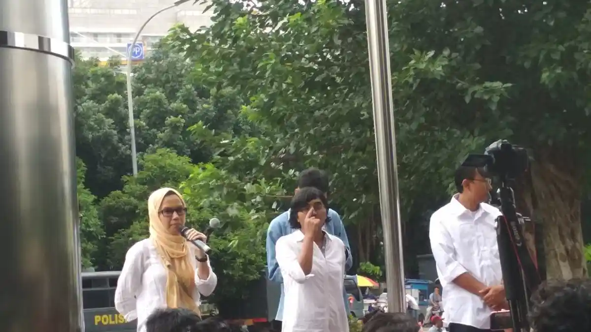 Berpakaian Putih, Aktivis Antikorupsi Tunggu Kehadiran Novel Baswedan