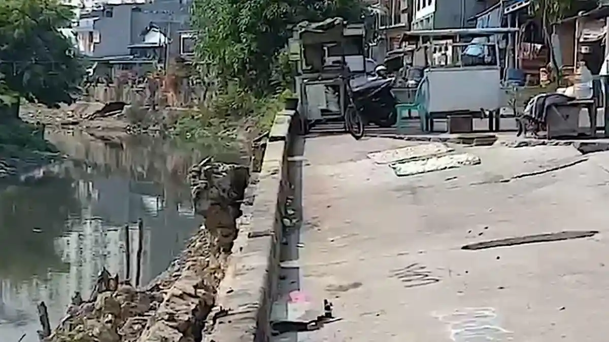 Jalan Cinta Amblas Nyaris 90 Derajat, Dinas SDA: Tanggul Kali Sunter Retak - Wartakotalive.com