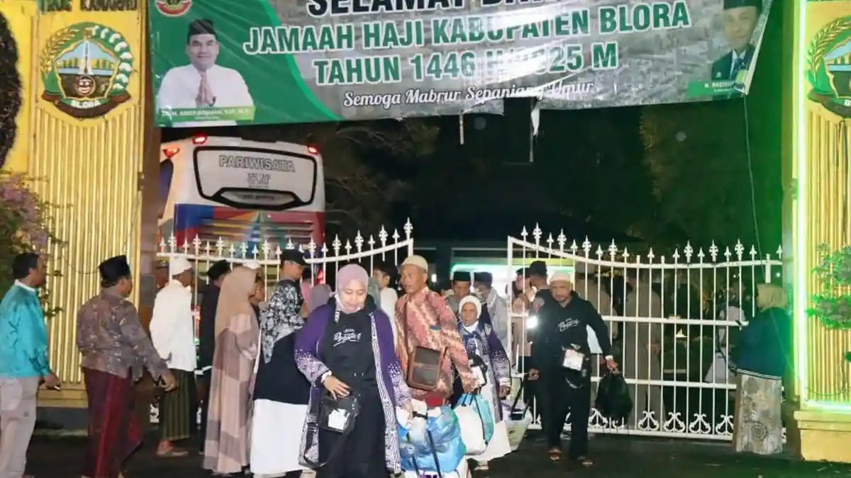 Alhamdulillah Semua Sehat: Bupati Arief Rohman Sambut 360 Jamaah Haji Blora Kloter 58