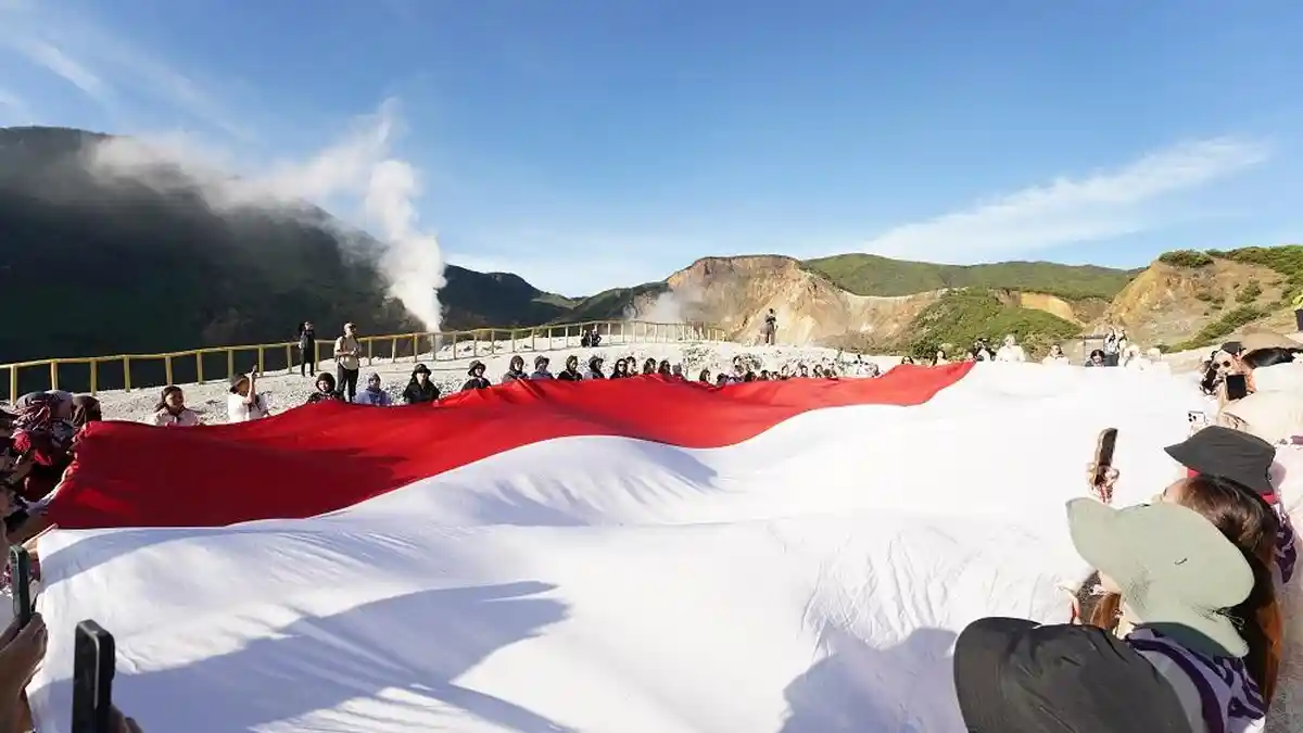 Semangat Kartini Membara di Puncak Papandayan Garut: 75 Perempuan Kibarkan Merah Putih Raksasa