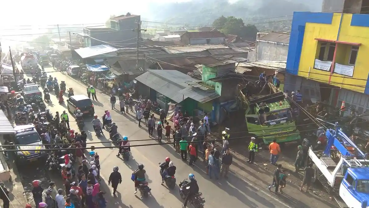 Seorang Warga Ketakutan Mendengar Suara Mendesis, Khawatir Ada Truk Yang Menabrak Rumah Lagi