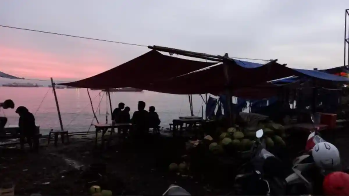 Nikmati Sunset di Tikungan Jalanan 'Merpati' Cilegon Sambil Menyeruput Es Kelapa
