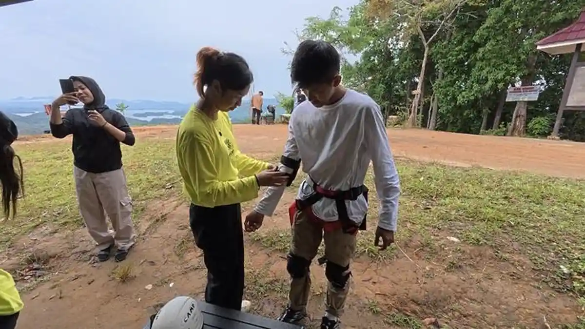 WISATA KALSEL : Tips Aman Mencoba Tyrolean Traverse di Bukit Matang Kaladan