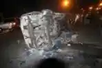Mobil Polisi Dibakar Massa