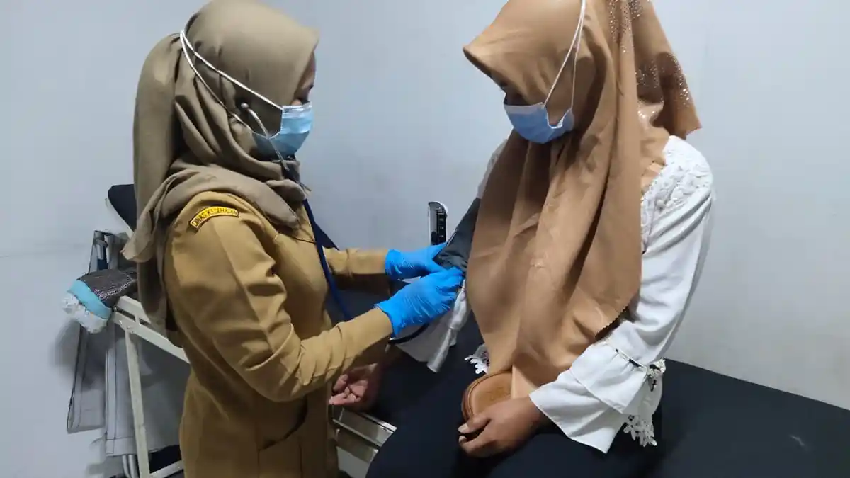 Para Pekerja Pabrik Perempuan di Indramayu Dipasangi Alat Kontrasepsi KB Gratis