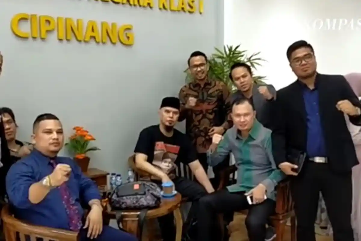 DETIK-DETIK Kericuhan Warnai Kedatangan Ahmad Dhani, Pendukung Adu Mulut dengan Wartawan