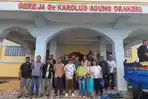 Keluarga-besar-Leda-berpose-dengan-pastor.jpg