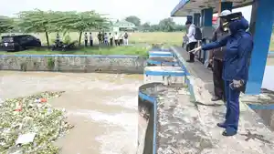 NORMALISASI-Wabup-Sidoarjo-Mimik-Idayana-saat-memantau-proses-pengerukan.jpg