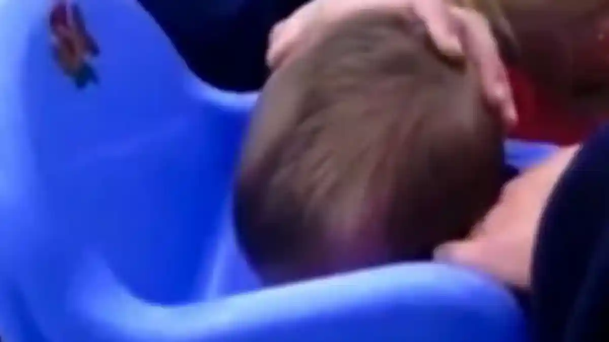 VIDEO: Kepala Bayi Ini Tersangkut di Kursi Akibat Ulah Sang Kakak