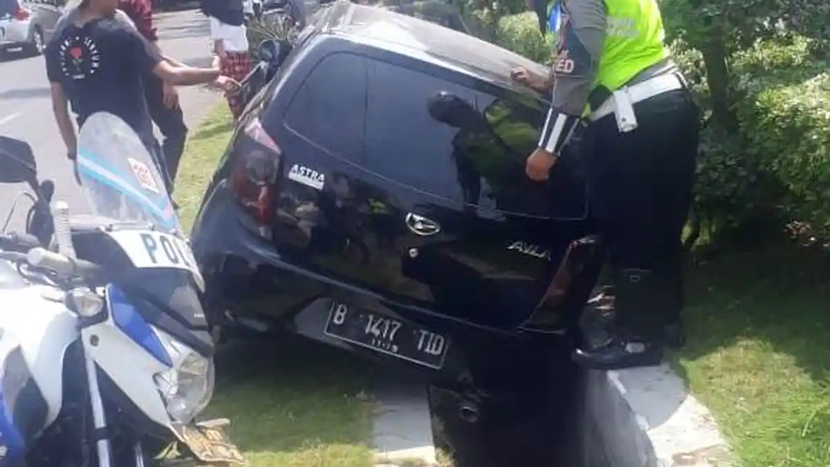 Tabrak Pohon saat Subuh, Mobil Nahas Dievakuasi Satlantas Polresta Bandar Lampung