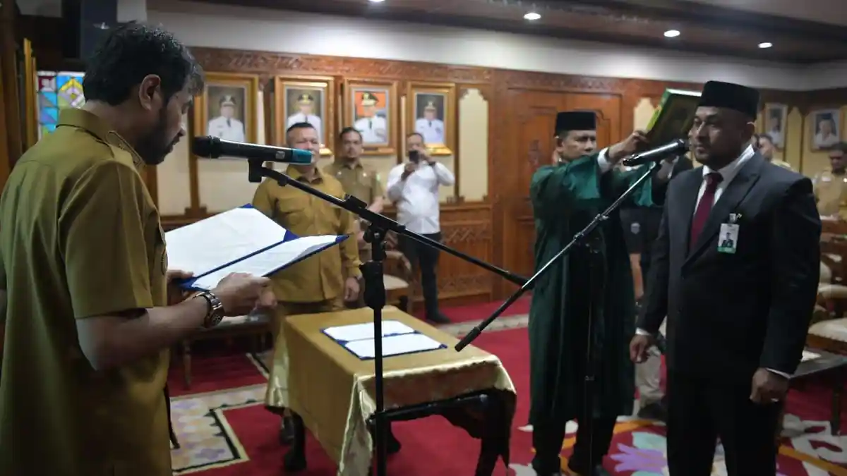 Mualem Lantik Fadhil Ilyas Sebagai Dirut PT Bank Aceh pada RUPSLB