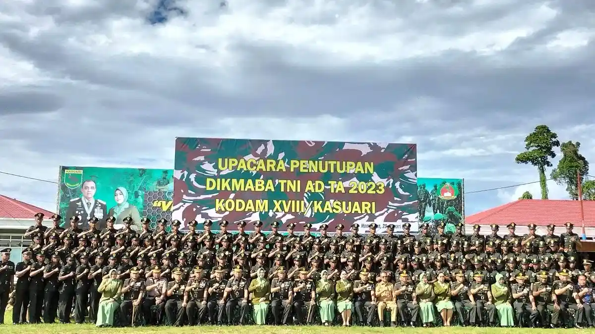 Mayjen Ilyas Alamsyah Pimpin Upacara Penutupan Dikmaba TNI AD Kodam XVIII/Kasuari