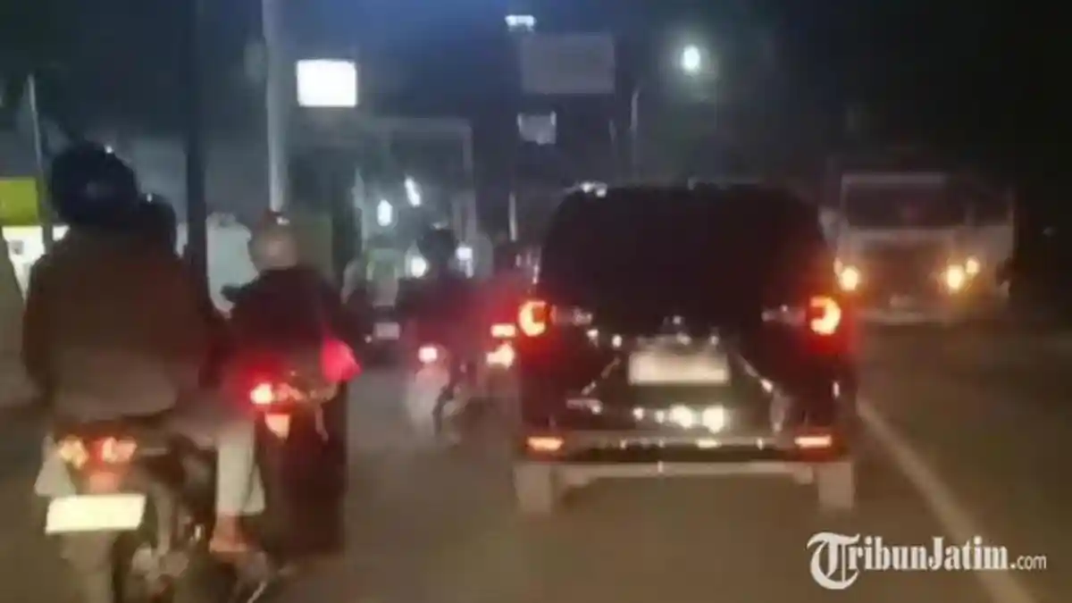 Jalan Raya Pantura Manyar Gresik Macet Parah Akibat Dump Truck Mogok, Pengendara Terjebak Berjam-jam