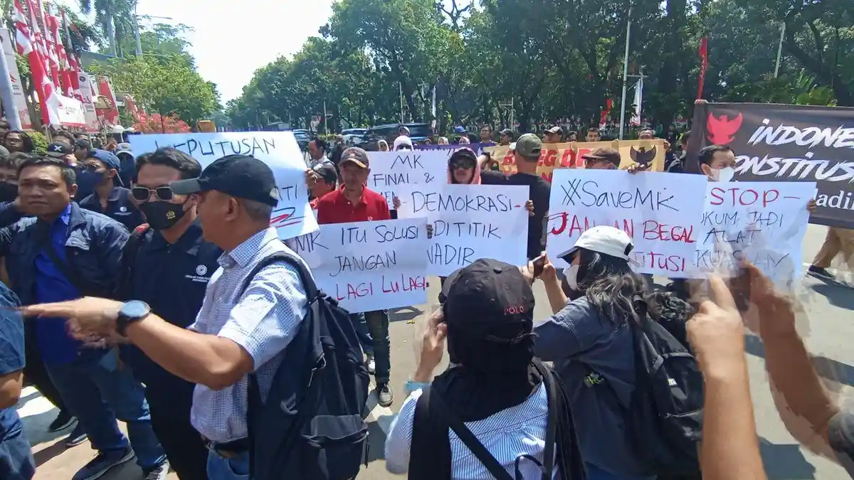 Revisi UU Pilkada Batal Disahkan, Pemerintah dan DPR Tetap Ikut Putusan MK