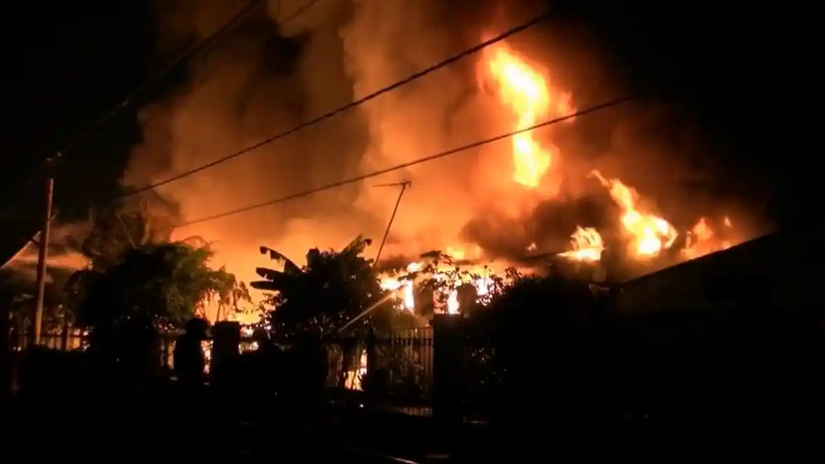 Dua Pelajar Ini Tetap Semangat Ikut UN, Padahal Rumah Mereka Baru Saja Ludes Terbakar