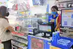 kasir-indomaret-sedang-melayani-pelanggan.jpg