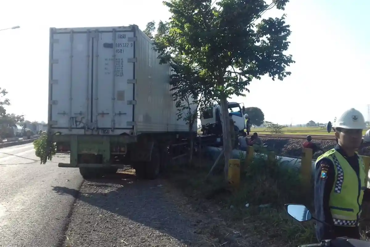 Oleng Masuk Jalur Berlawanan Arah di Lamongan, Truk Trailer Tabrak Pipa Air Petrokimia Gresik
