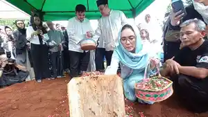 Rieke-Diah-Pitaloka-ke-pemakaman-Mat-Solar.jpg