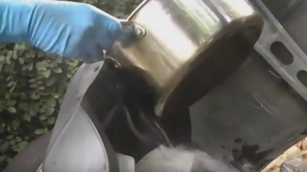 VIDEO – Hanya Dengan Air Mendidih Bumper Penyok Kembali Seperti Semula