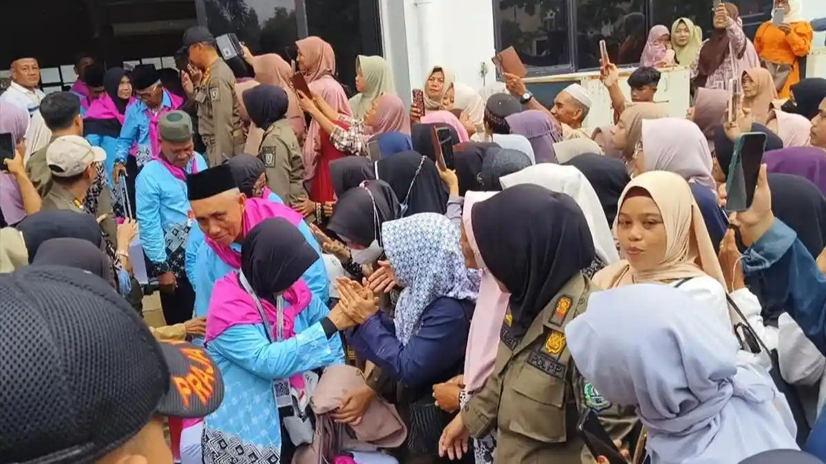 Tangis Haru Keluarga Iringi Pelepasan 42 Calhaj Asal Belitung Menuju Bandara