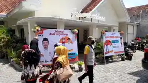 Simpatisan-terpantau-memadati-kediaman-Calon-Bupati-Lumajang-nomor-urut-2-Indah.jpg