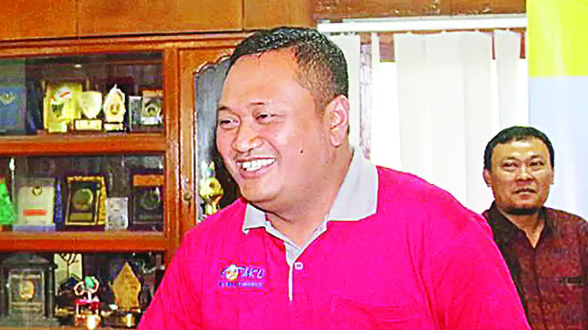 Bupati Gianyar Tebar Ikan Koi di Sungai, Ini Janjinya untuk Desa yang Serius