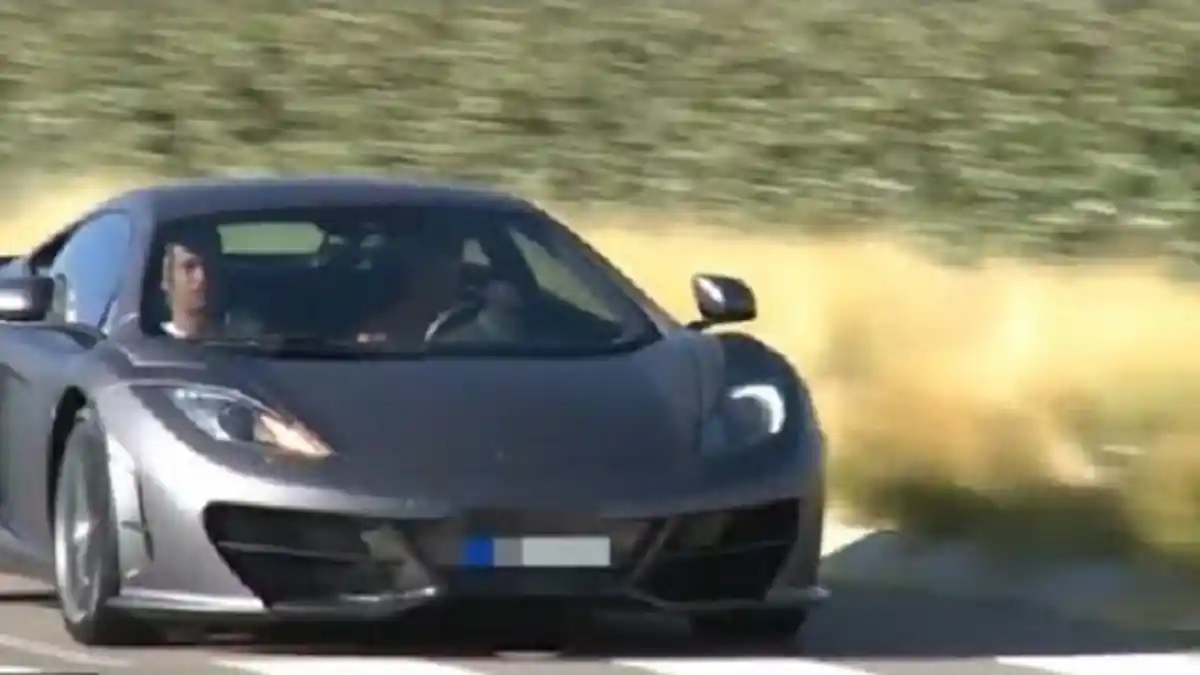 Cristiano Ronaldo Datang ke Tempat Latihan dengan Mobil McLaren Terbarunya