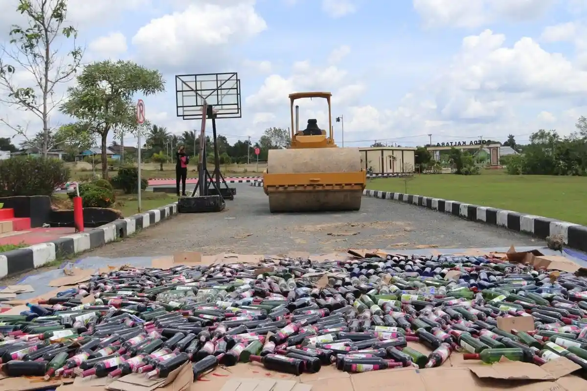 Polda Kaltara Musnahkan 980 Botol Minuman Keras Ilegal, Polisi Amankan Tiga Orang Pelaku