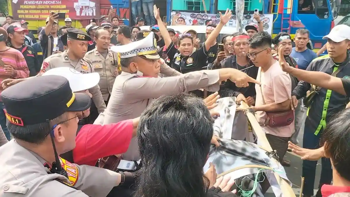 Aksi Demo Sopir Truk Berlangsung Ricuh, Saling Dorong Hingga Polisi Ancam Tangkap Pendemo