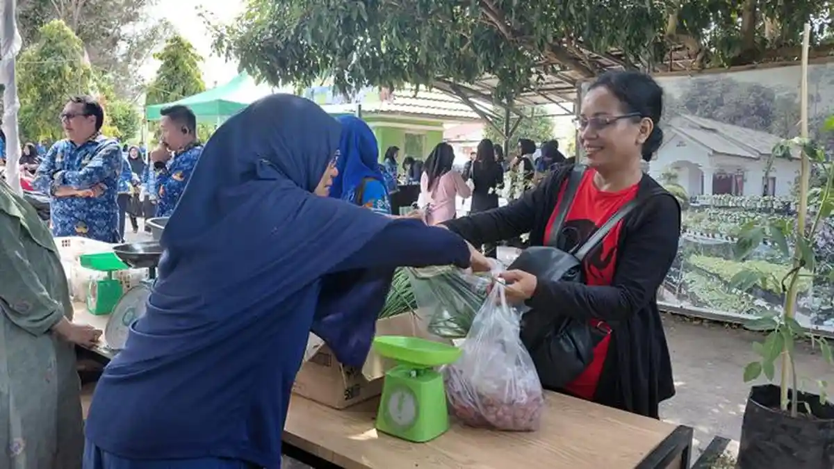 Peringatan Hari Pangan Sedunia, Warga Belitung Timur Serbu Lapak Pasar Murah 
