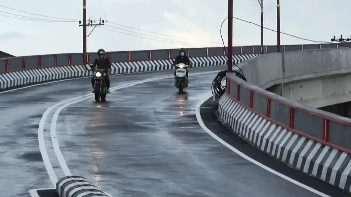 Pengendara Motor Banyak Melintas, Flyover Sultan Agung Belum Diresmikan