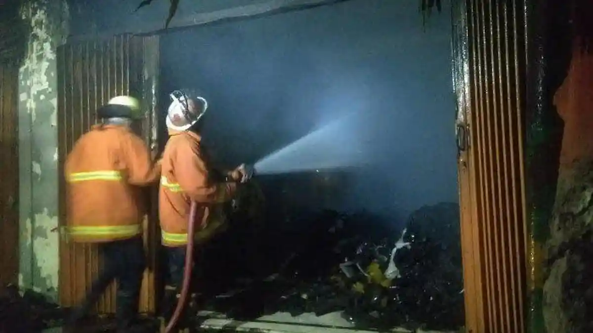 Petugas Butuh 4 Jam Padamkan Api yang Hanguskan Toko Bahan Sepatu di Mojokerto