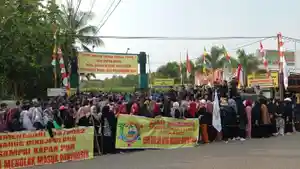 BREAKING-NEWS-Tolak-Masuk-Wilayah-Banyuasin-Ratusan-Warga-di-Tegal-Binangun-Kembali-Gelar-Demo.jpg