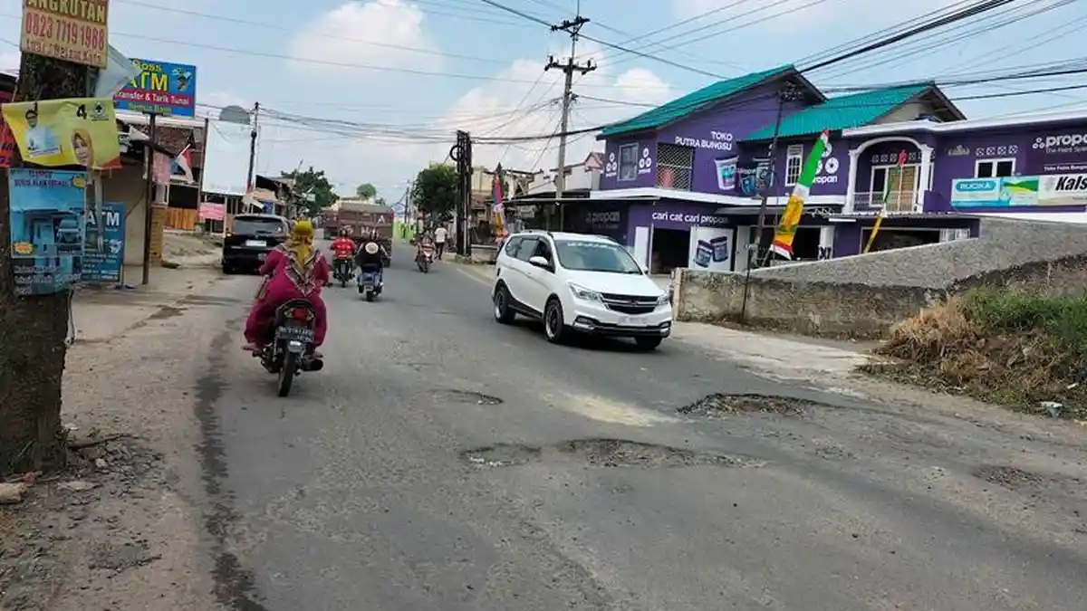 Jalan Rusak di RA Basyid Dikeluhkan Warga: Padahal Baru 3 Bulan Lalu Diperbaiki