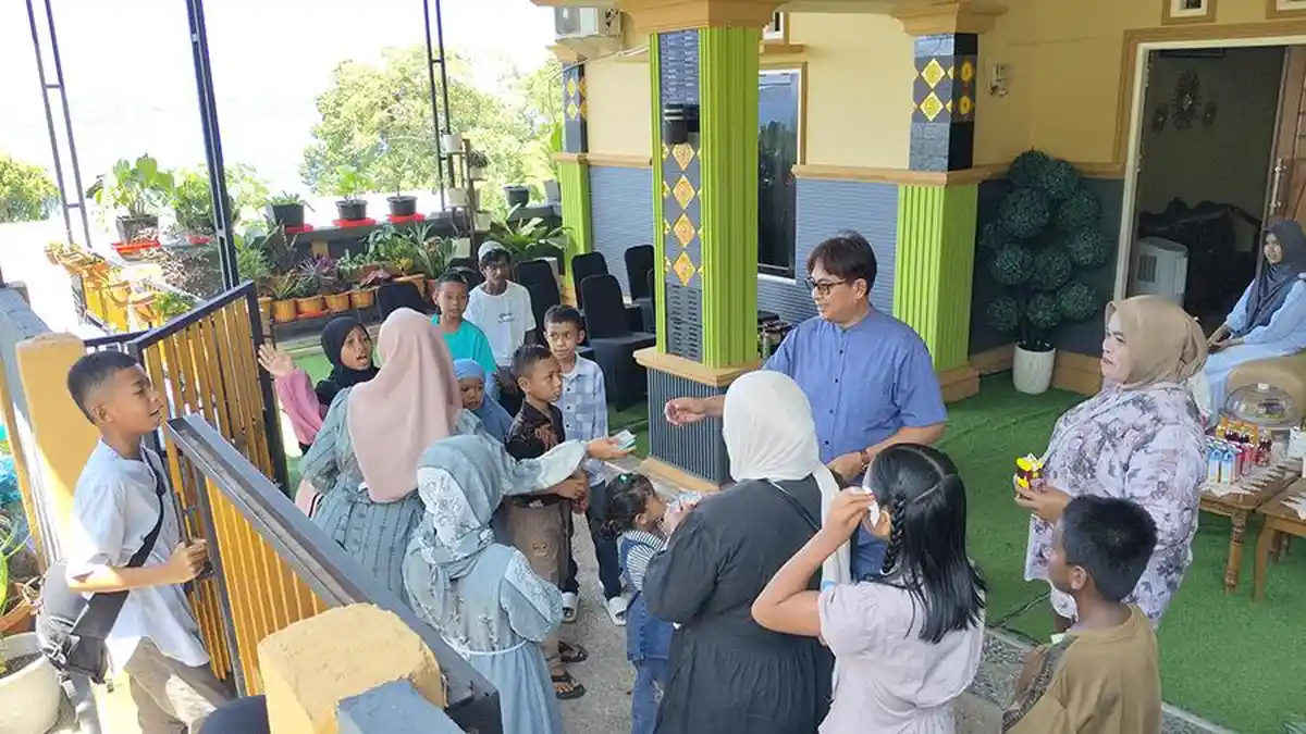 Abdul Rahman Sawer Warga Saat Tradisi Polele di Kampung Sekban Fakfak