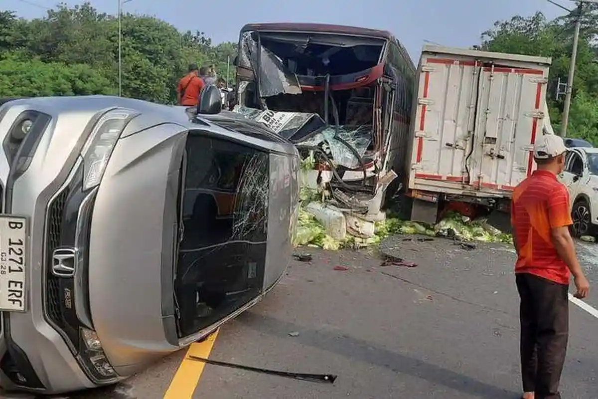10 Kendaraan Terlibat Kecelakaan Beruntun di Tol Cipularang