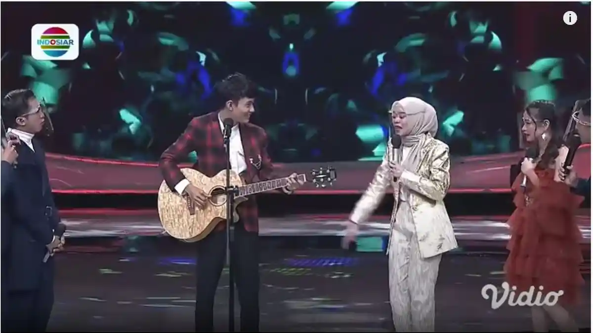 Lesti Kejora Berikan Hadiah Gitar untuk Peserta Ajang Pencarian Bakat