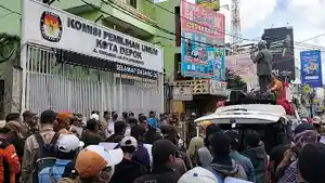 Massa-PKS-melakukan-demonstrasi-di-depan-Kantor-KPUD-Kota-Depok-Rabu.jpg