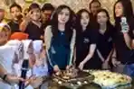 Uchie Sucita Rayakan HUT ke-27 Bersama Anak Yatim