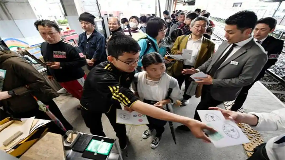 Antrean Warga Demi Stempel Heisei Terakhir di Stasiun Kereta Api Kota Kumamoto Jepang