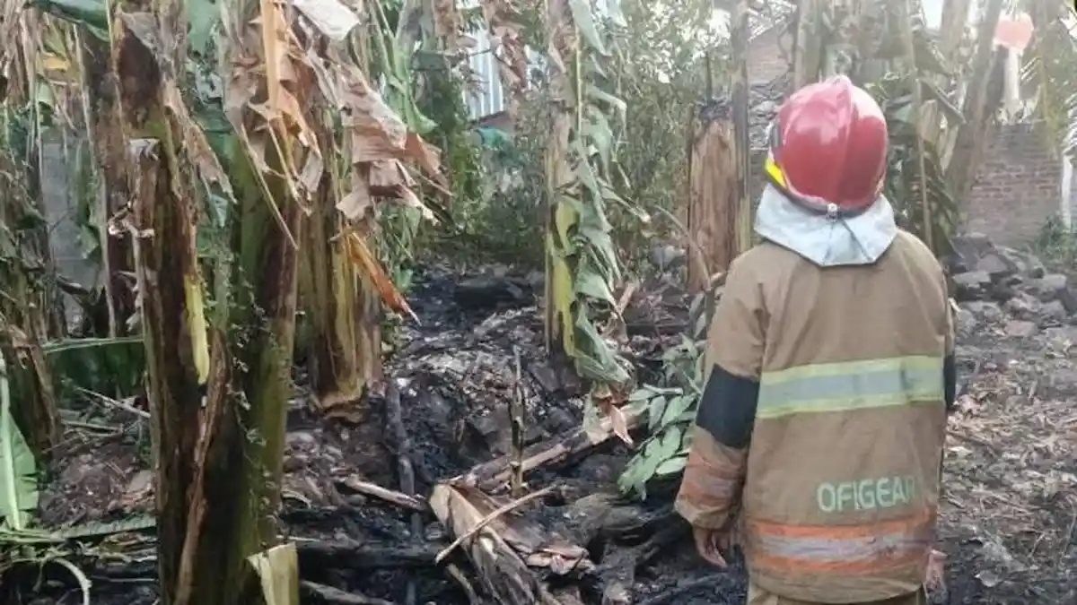 Kebakaran Lahan Kosong di Banyakan Kediri Nyaris Merembet ke Rumah Warga