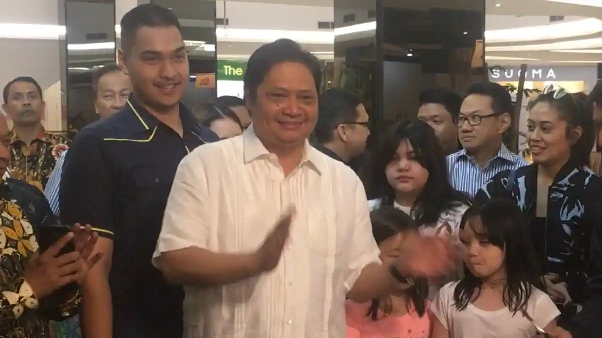 Jelang Munaslub Golkar, Airlangga Pilih Santai Bersama Anak