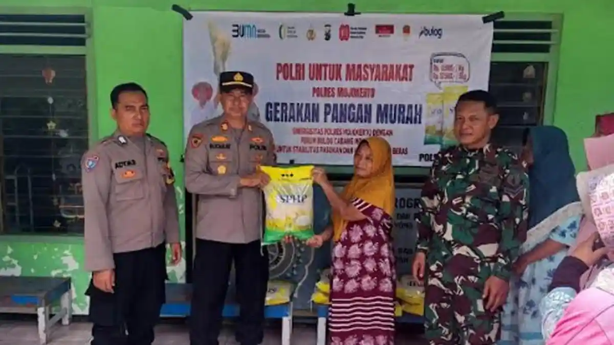 Berebut Beras Rp 11.500 Per KG, Ratusan Emak Langsung Habiskan 2 Ton di Polsek Puri Mojokerto